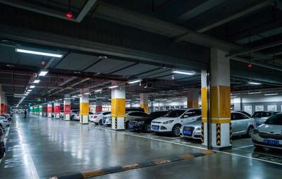 停車場(chǎng)天價(jià)停車費(fèi)引熱議 30萬(wàn)欠費(fèi)背后的人情與法理